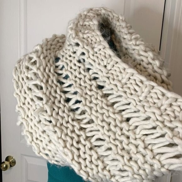 Steve Madden Cowl Neck Cable Knit Infinity Winter Scarf - Picture 3 of 4